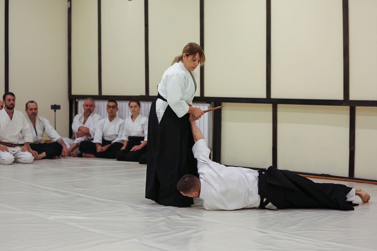 Sensei demonstrând imobilizare cu tanto