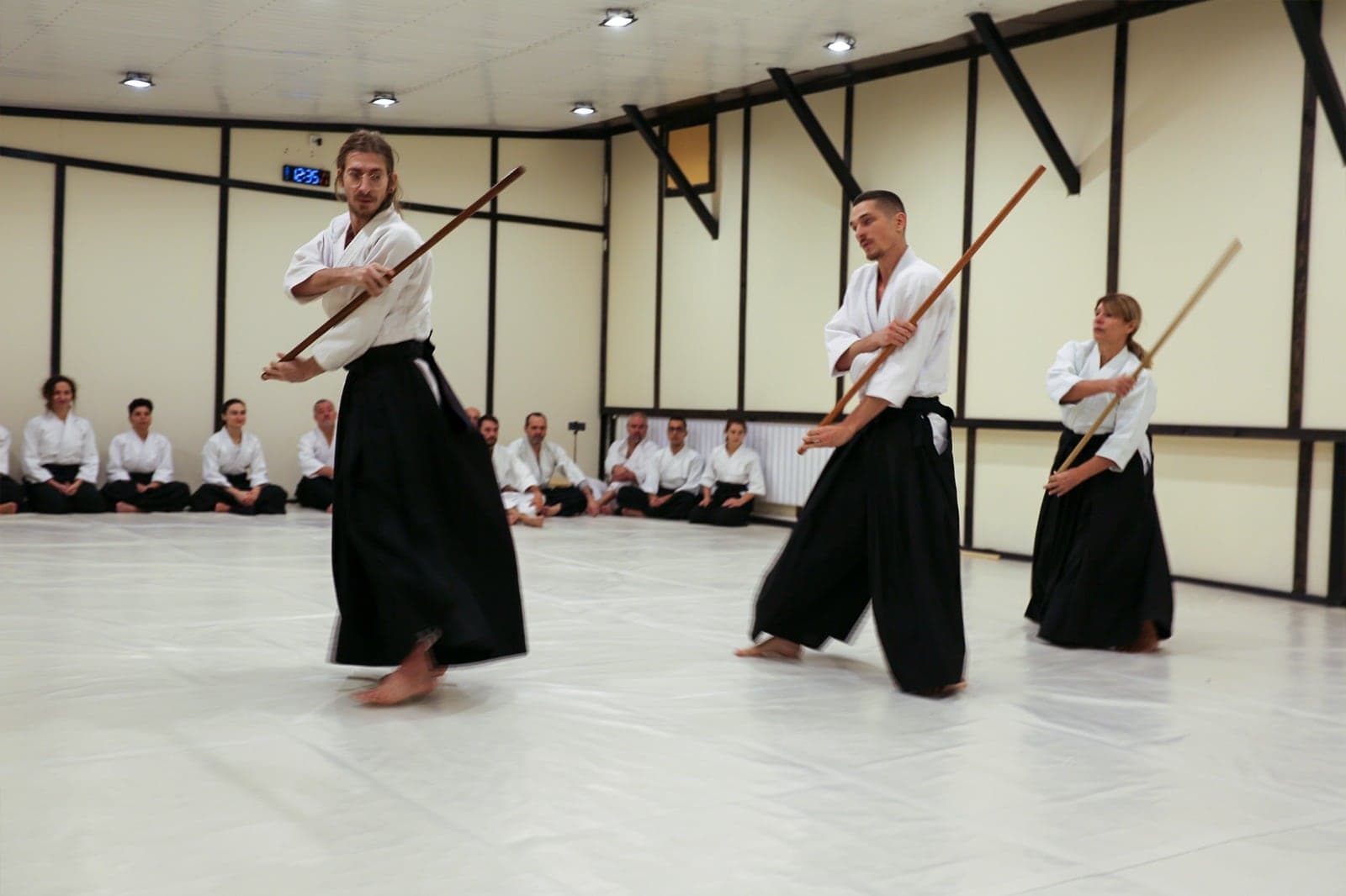 Practică cu bokken la Dojo Sakura